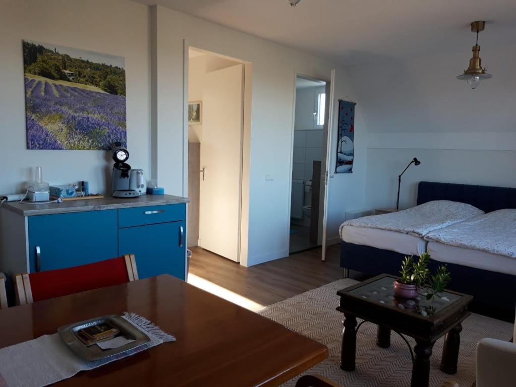 Room by the sea room 2